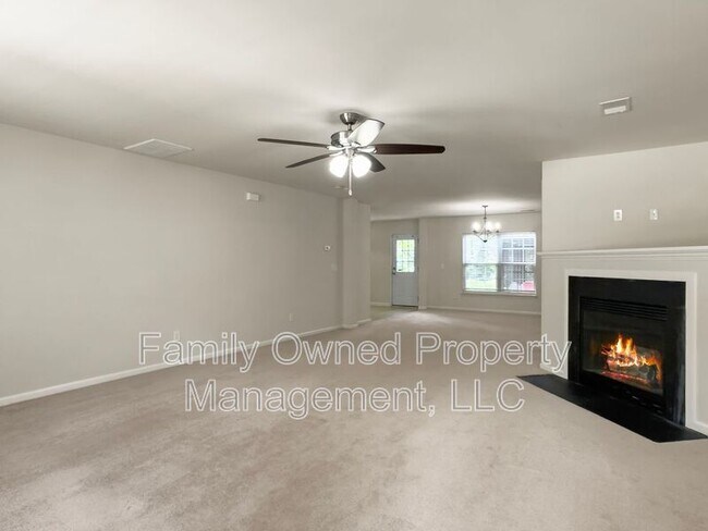 Building Photo - 8753 Red Oak Dr