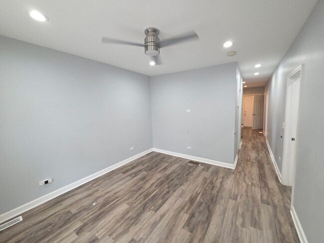 Building Photo - 9219 S Greenwood Ave