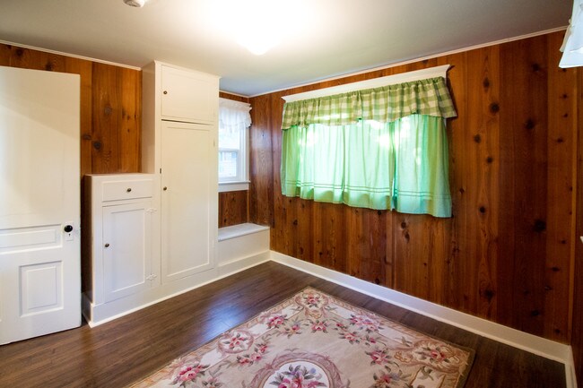 Building Photo - 1321 E Isaacs Ave