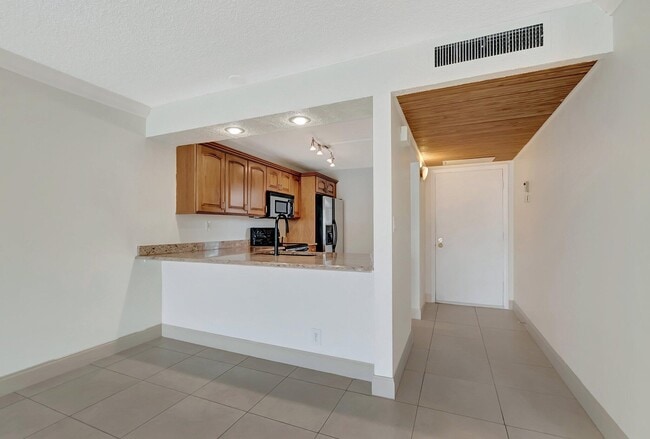 Building Photo - 6 Royal Palm Way