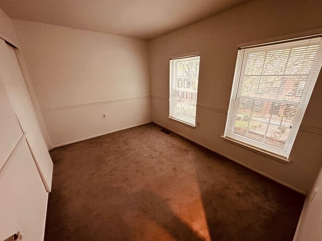 Building Photo - Charming Row House in Historic District