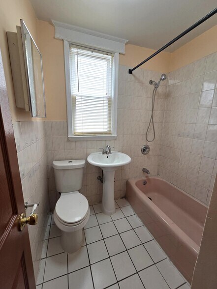 Building Photo - 364 Woodlawn Ave