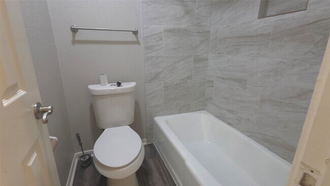Building Photo - 1119 Montour Dr
