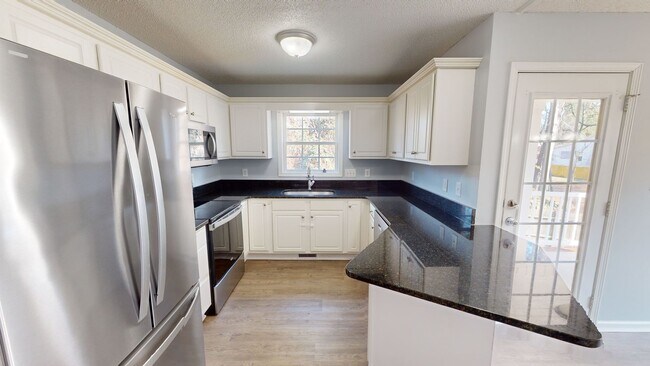 Building Photo - Spacious home near Fort Bragg, Schools, & Shopping!