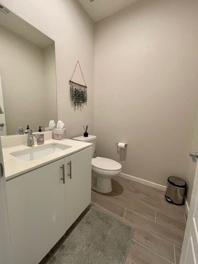 Building Photo - Beautiful Fully Furnished Condo in Affinit...
