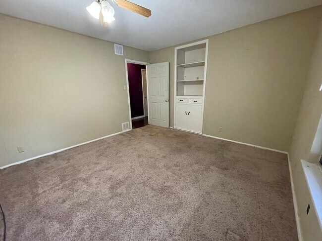 Building Photo - 1217 Linden Dr