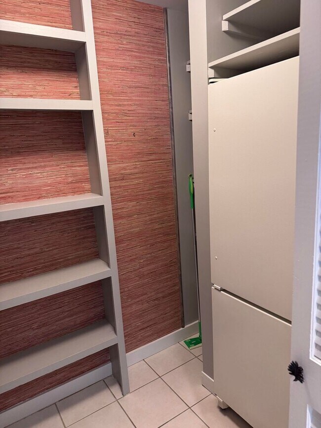 Building Photo - Historical Duplex - Spacious 3 Bedroom, 2.5 Bath Duplex with fenced in private patio.