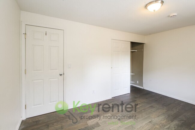 Building Photo - Spacious 4 Bedroom with Open Floor Plan and AC