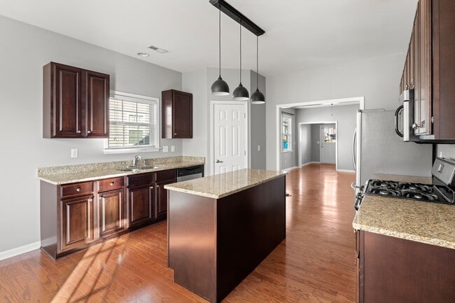 Building Photo - Wonderful Home in Arden