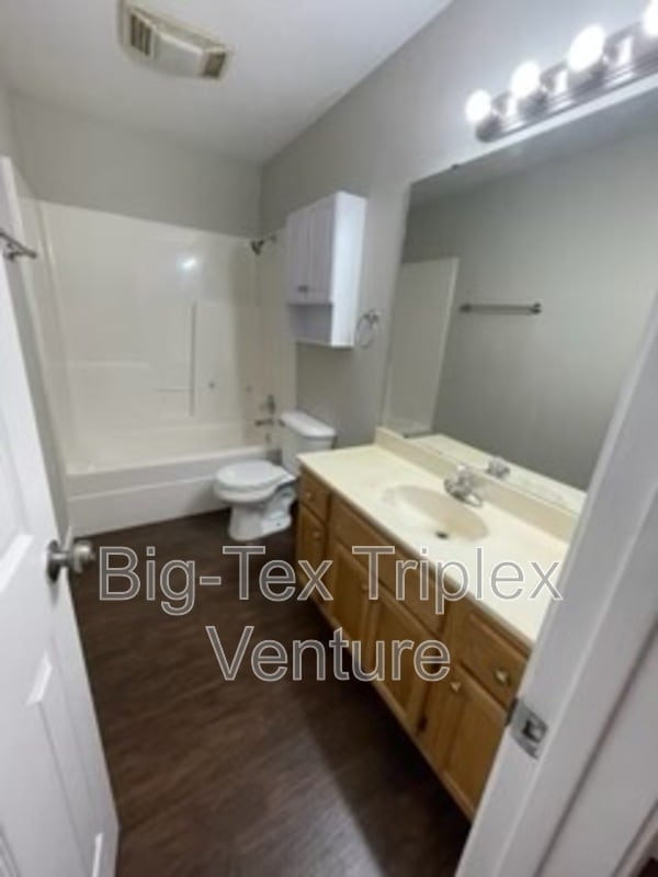 Building Photo - 278 N Pecan St
