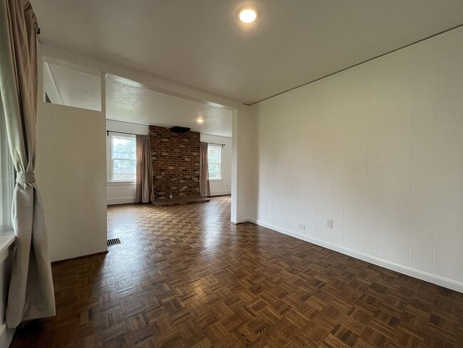 Building Photo - Character-Filled 2-Bedroom Home with Vintage Charm & Bright Living Spaces