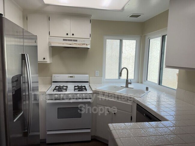 Building Photo - 6250 Mockingbird St