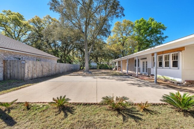 Building Photo - Charming home with large garage & attached...