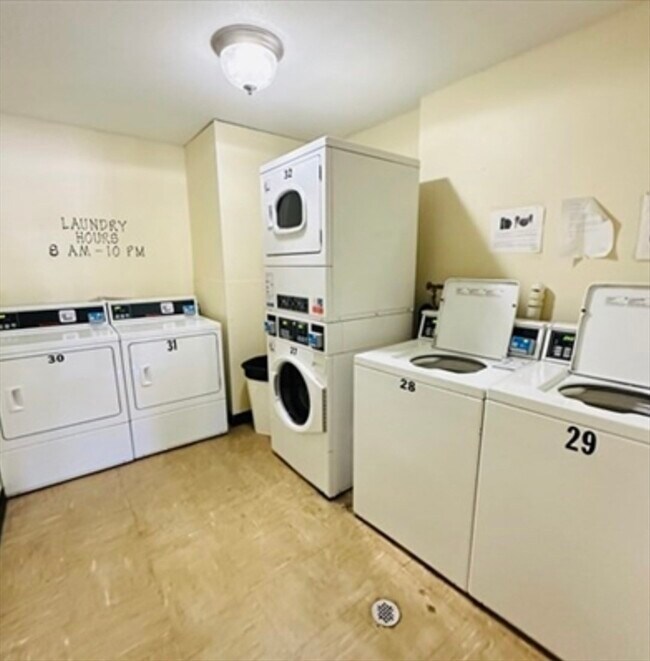 Building Photo - 8 Shadowbrook Ln