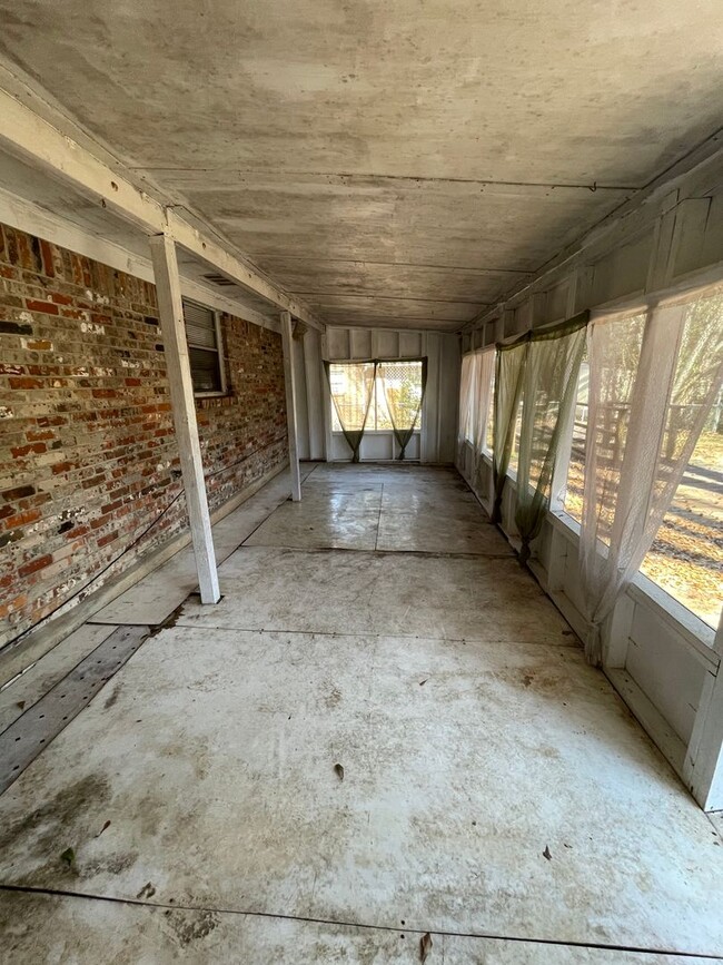 Building Photo - ** 4 bedrooms, 2 bath Located off Atlanta ...