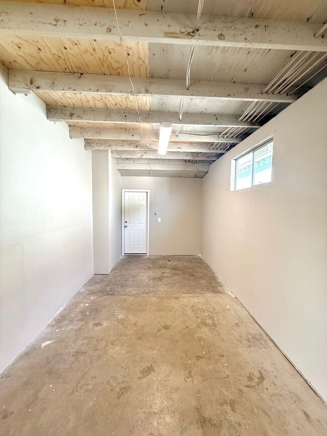 Building Photo - Charming 2-Bed, 1-Bath White Center Home