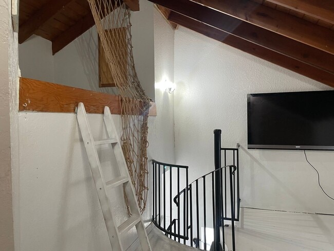 Building Photo - Adorable cottage!