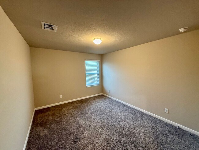 Building Photo - Modern Comfort and Stylish Living