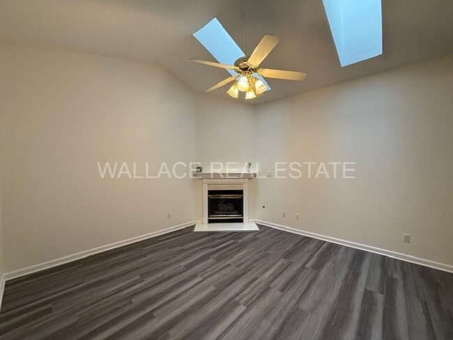 Building Photo - UPDATED 2 BEDROOM CONDO IN ADMIRAL BEND!!