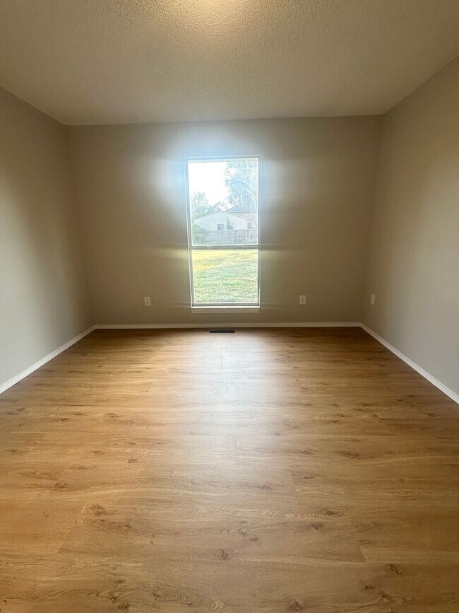Building Photo - Welcome Home to Nixa Living!
