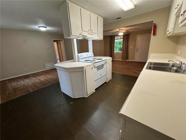 Building Photo - 4670 Rosewood Dr