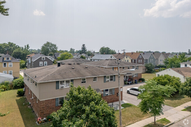 Building Photo - Holling Homes