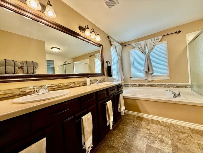 Building Photo - Spacious & Stylish 5-Bedroom Home in Wolf ...