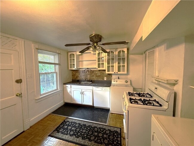 Building Photo - 126 S 11th St