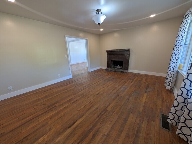 Building Photo - 427 Crossway Rd