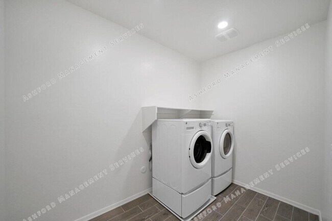 Building Photo - Luxury 3-Bedroom Townhome with Rooftop Dec...