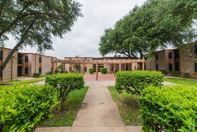 Building Photo - Oaks on Bandera