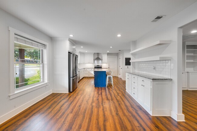 Building Photo - 215 Perryman Rd