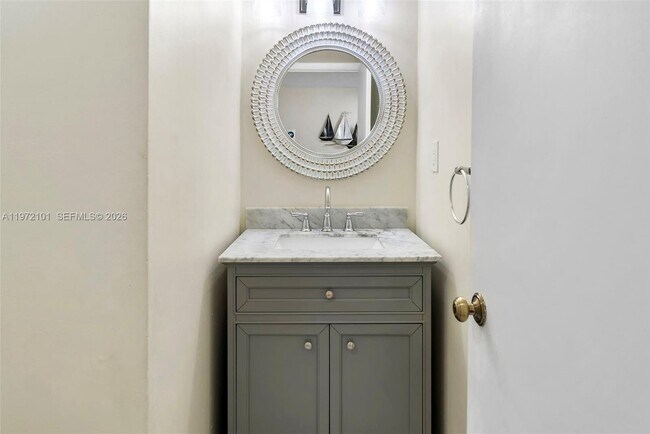 Building Photo - 2555 Collins Ave