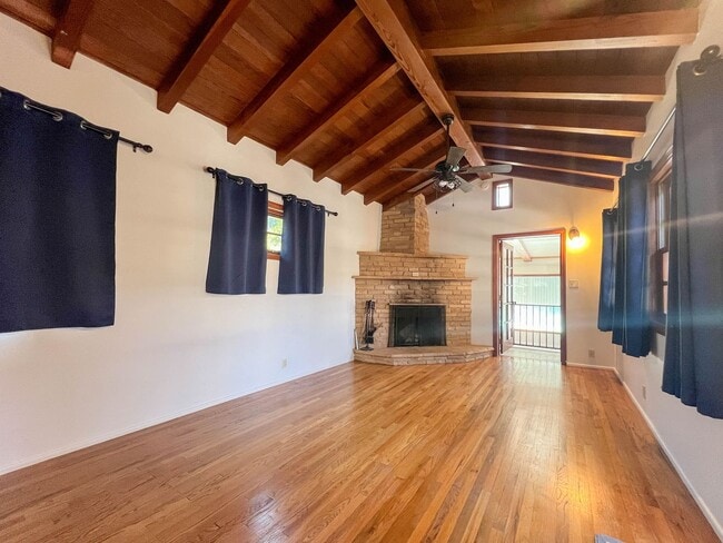Building Photo - Spacious 3BR Home with Bonus Room in Magno...