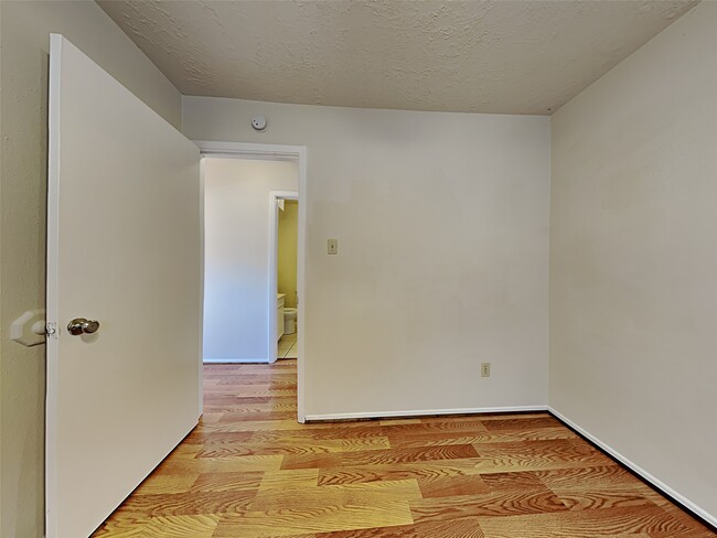 Building Photo - 16930 Barcelona Dr