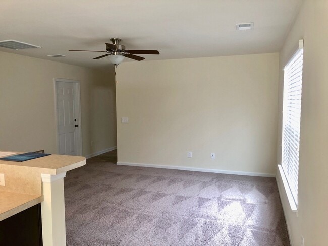 Building Photo - 3 Bedroom 2 Bath House in Lakes of Summerv...