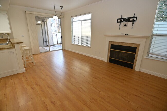 Building Photo - 2/1 Condo-Pet Friendly-Quiet Location-Prime Location