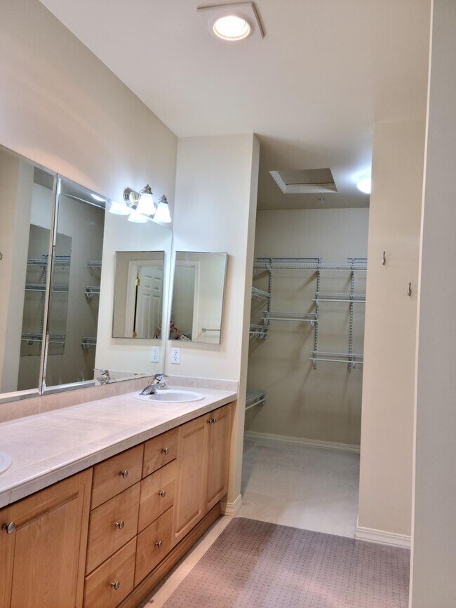 Building Photo - Spacious two bedroom condo!