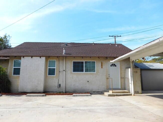 Building Photo - Garfield 339-341