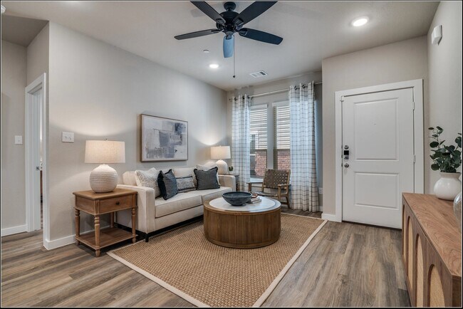Building Photo - 151 Villas Dr