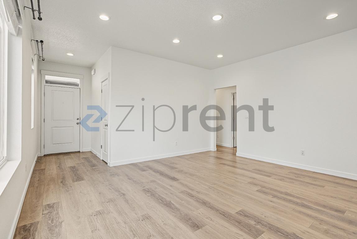 Building Photo - Unit
