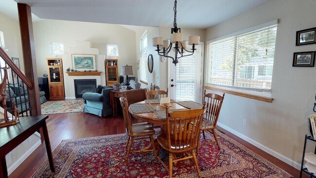 Building Photo - Beautiful sunny home