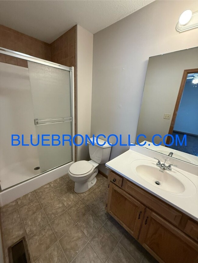 Building Photo - Georgous duplex in Raymore with a lot to offer!