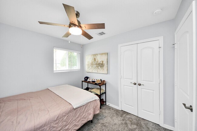 Building Photo - 834 Ellington St