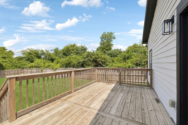 Building Photo - Beautifully Remodeled Home Just Minutes From Downtown Nashville
