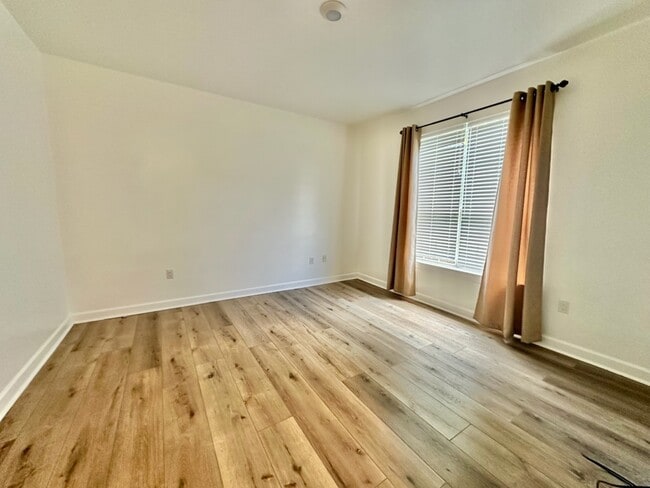 Building Photo - 126 S Shore Dr