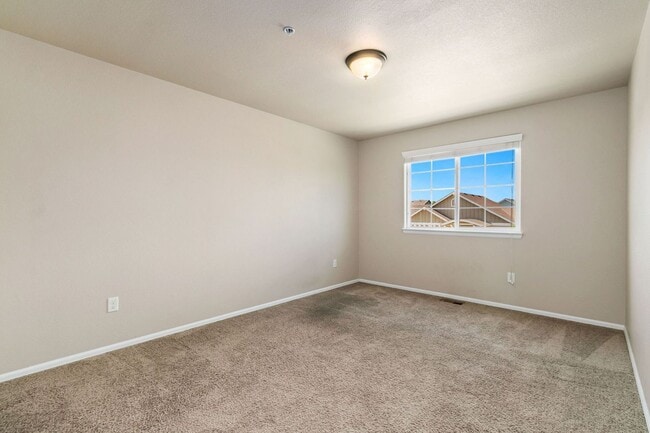 Building Photo - 3 Bedroom, 4 Bathroom, 2-Car Garage in Rig...