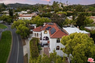 Building Photo - 2240 Hillhurst Ave