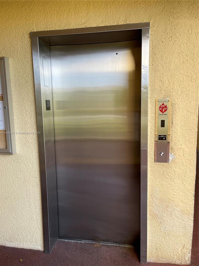 Building Photo - 8285 Sunrise Lakes Blvd