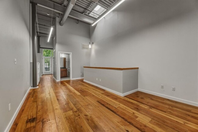 Building Photo - 1305 E 6th St